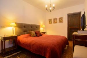 マルベーリャにあるBeach House Las Chapasのベッドルーム1室(赤毛布付きの大型ベッド1台付)