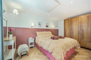 a bedroom with a bed with two teddy bears on it at 1 Bed in Stewarton oc-c44699 in Stewarton