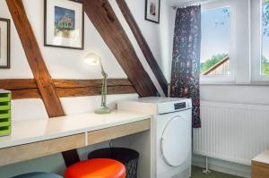 a laundry room with a washing machine and a window at Alte Schmiede Ellrichshausen 2 in Satteldorf