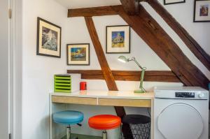a home office with a desk and stools at Alte Schmiede Ellrichshausen 2 in Satteldorf +12 photos
