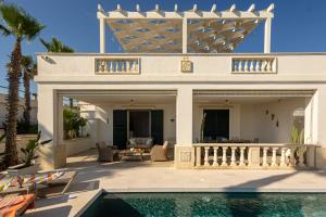 a villa with a swimming pool and a house at Maison Gioia di Casa Camilla Journey in Capilungo