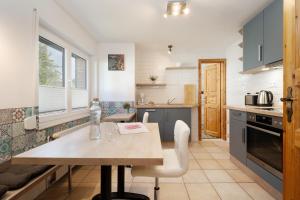 a kitchen with a table and chairs in a room at Siestalodge 1 in Pelzerhaken +26 photos