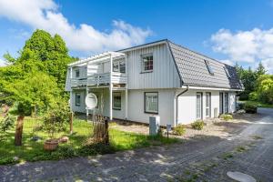 a white house on the side of a road at Feriendomizil Putbus - Nr. 3b in Putbus
