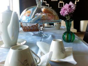 un tavolo con tazze e una ciotola di cibo sopra di Casablanca Bed & Breakfast a Rende