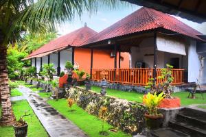 a house with a garden in front of it at Mamaras Guest House in Nusa Penida
