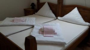 zwei Betten mit weißen Laken und rosa Handtüchern in der Unterkunft Rood Huus in Dabitz