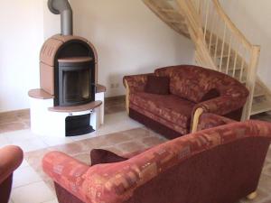 ein Wohnzimmer mit Sofa und Kamin in der Unterkunft Rood Huus in Dabitz + 4 Fotos