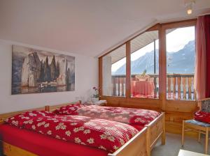 ein Schlafzimmer mit einem Bett und einem großen Fenster in der Unterkunft Poschiavo Suisse Hotel in Poschiavo