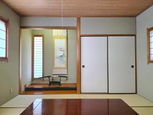 a room with two doors and a table at 禮 -Rei House- in Muromimachi