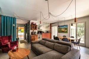 a living room with a couch and a table at Villa la Rabassa in Lauris