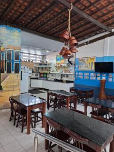 ein Speisesaal mit Tischen und Stühlen in einem Restaurant in der Unterkunft Hotel Ilha dos Azulejos in São Luís