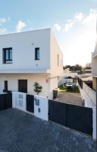 arial view of a house with a driveway at Villa Piscina Privada 3 Quartos 8 Hóspedes in Fernao Ferro