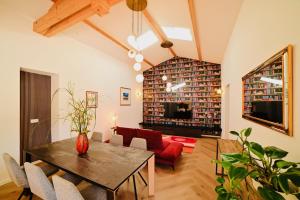 a living room with a table and chairs at Le Clos des Izards in Périgueux