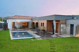 a house with a swimming pool in a yard at Le Clos des Izards in Périgueux