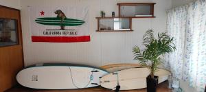 a room with two surfboards on the floor next to a wall at 海っぺり宮崎 in Miyazaki