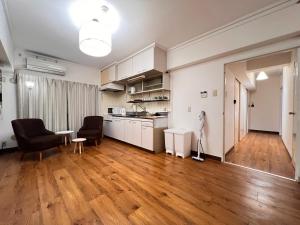 a kitchen and living room with a hard wood floor at 北浜703 3ベッドルーム貸切 高松港近く 最大6名 in Takamatsu