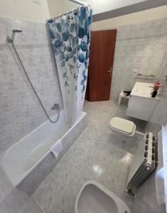 a bathroom with a toilet and a tub and a sink at B&B Il Tralcio in Cascia