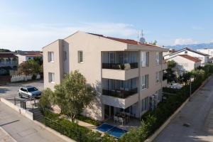 an apartment building on the side of a street at Premium Residence Virotel in Vir