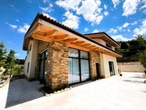 a house with a stone and wood roof at Casa La Huertona de Castroserna in Castroserna de Arriba