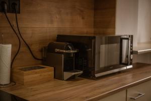 a microwave sitting on top of a counter at Lyra Apartment 2 in Sfântu-Gheorghe