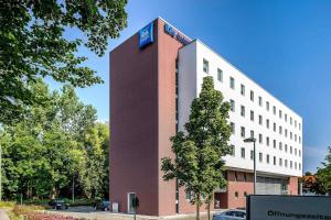 a building with a sign on the side of it at ibis budget Augsburg City in Augsburg