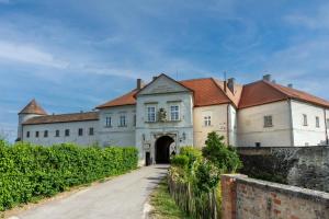 a large building with a tunnel in the middle at Schlosshotel Mailberg in Mailberg