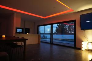 a living room with a table and a large window at IROC Private Garden in Quinta do Anjo