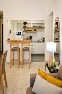 a living room with a table and a kitchen at Las Heras in Bahía Blanca