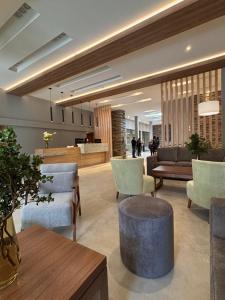a lobby with chairs and a couch and a table at Hotel Nevada in San Carlos de Bariloche