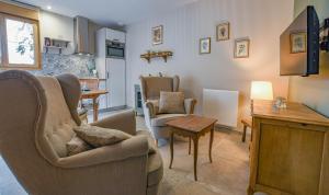 a living room with chairs and a table at La ferm'hier in Balnot-sur-Laignes