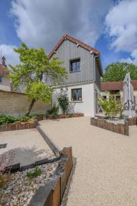 a house with a large courtyard in front of it at La ferm'hier in Balnot-sur-Laignes