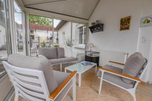 a living room with chairs and a couch and a table at La ferm'hier in Balnot-sur-Laignes