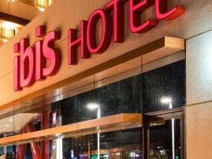 a store front with a big red sign on it at Ibis Foz do Iguaçu in Foz do Iguaçu
