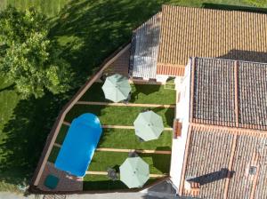 an overhead view of a yard with a blue car at La Casita de Lucia in Trescasas