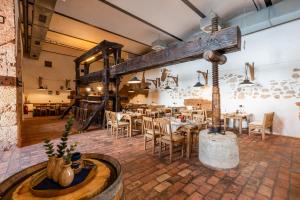 a restaurant with tables and chairs in a room at Schlosshotel Mailberg in Mailberg