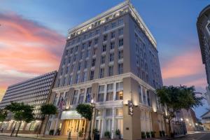 ein hohes weißes Gebäude in einer Stadtstraße in der Unterkunft Best Western Plus St. Christopher Hotel in New Orleans