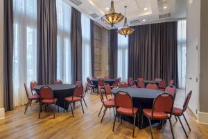 ein Konferenzraum mit Tischen, Stühlen und Fenstern in der Unterkunft Best Western Plus St. Christopher Hotel in New Orleans