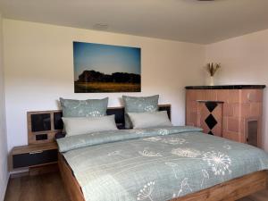 a bedroom with a bed and a painting on the wall at Kaiser`s Holiday Home Apartments mit privater Sauna in Struppen +23 photos