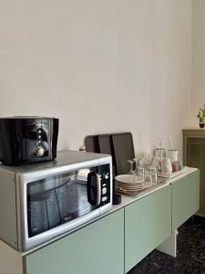 a microwave oven sitting on top of a table at Giove Rooms in Verona