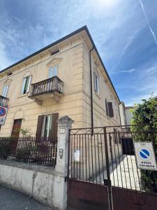 a building with a fence in front of it at Giove Rooms in Verona
