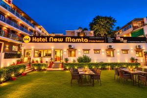 a hotel new mumbai with tables and chairs in the yard at Hotel New Mamta by SSH 350 Metres from Nakki Lake in Mount Ābu