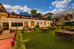 a hotel new mumbai with tables and chairs in a yard at Hotel New Mamta by SSH 350 Metres from Nakki Lake in Mount Ābu