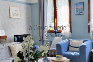 a blue living room with a blue chair and a couch at Le Maluthina Maison Familiale au Hourdel entre Mer & Nature in Cayeux-sur-Mer +25 photos