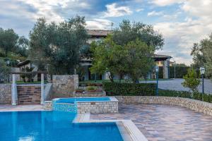 a swimming pool in front of a house at Lilium B&B Villa Patrizia - Con piscina e parcheggio by Mamo Florence in Itri