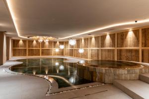 a swimming pool in a hotel room with a spa at Hotel Spol - Adults only in Livigno