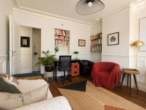 a living room with a couch and a chair at Charmant appartement au cœur de Paris in Paris