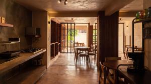 a kitchen and dining room with tables and chairs at Casa Chati Hostal Boutique in San Cristóbal de Las Casas