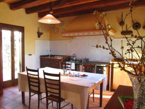 eine Küche mit einem weißen Tisch und Stühlen in einem Zimmer in der Unterkunft La Centuria Società Agricola Casa Vacanze in Terzo dʼ Aquiléia