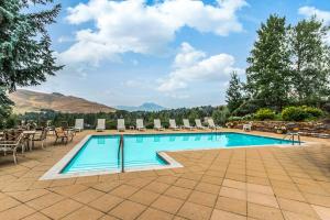a large swimming pool with chairs and a table at Fun In the Sun Valley in Sun Valley