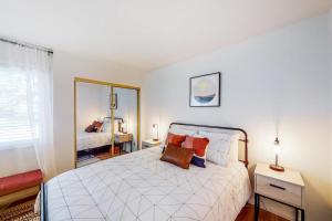 a bedroom with a bed and a large mirror at Fun In the Sun Valley in Sun Valley +54 photos